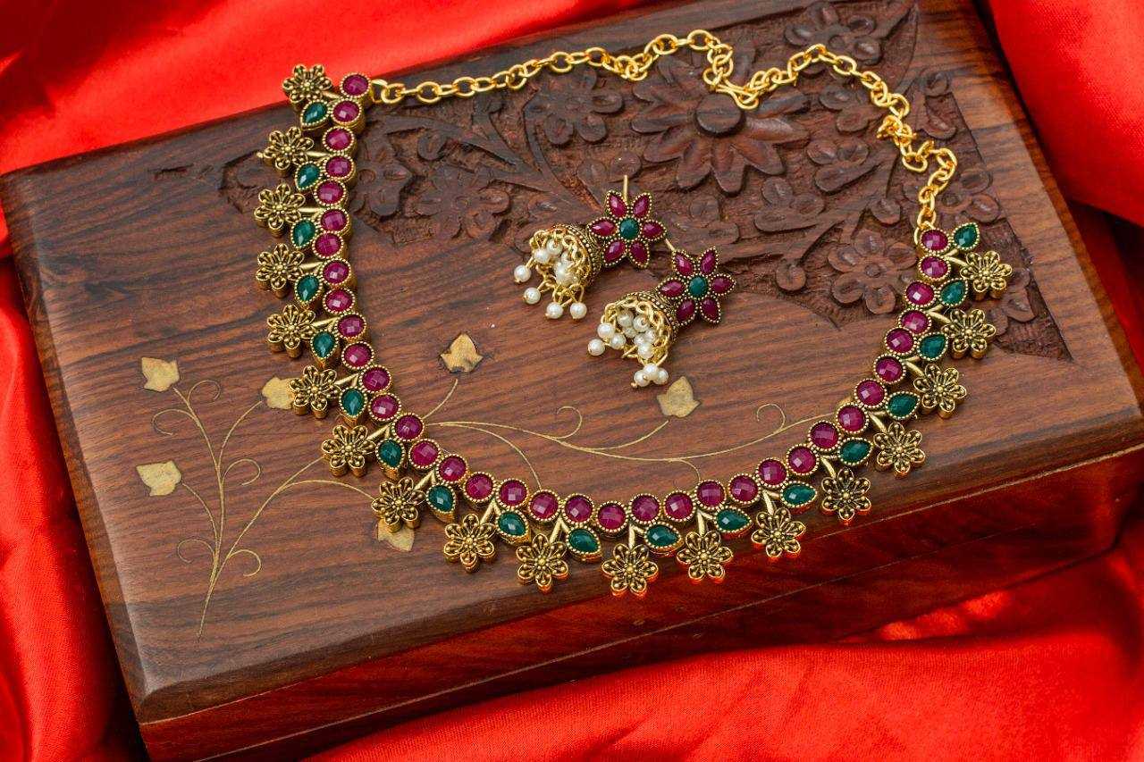 ANTIQUE NECKLACES SET